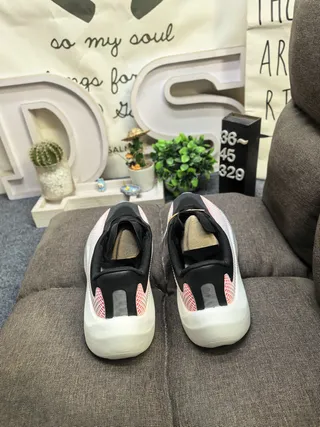 Adidas Tênis de Corrida Preto e Vermelho Upper de Malha Sculpted Branco Midsole 8