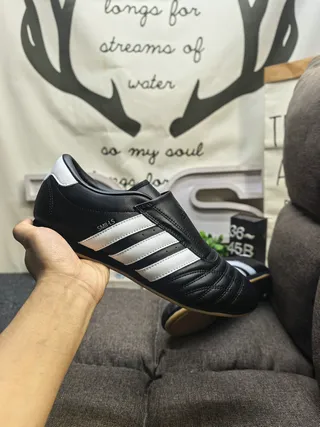 Adidas أسود أبيض بدون لاس انزلاقي مبطن صندوق الأصابع أحذية كرة القدم الداخلية 5