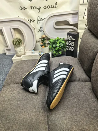 Adidas أسود أبيض بدون لاس انزلاقي مبطن صندوق الأصابع أحذية كرة القدم الداخلية 6