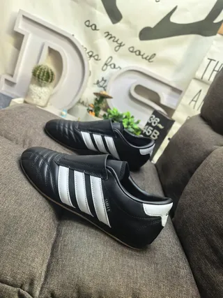 Adidas أسود أبيض بدون لاس انزلاقي مبطن صندوق الأصابع أحذية كرة القدم الداخلية 7