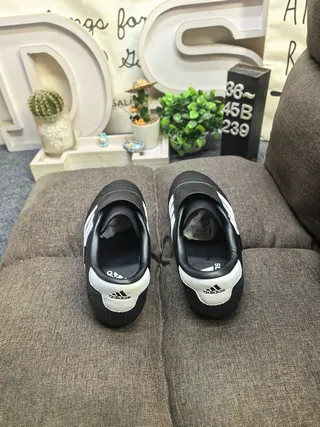 Adidas أسود أبيض بدون لاس انزلاقي مبطن صندوق الأصابع أحذية كرة القدم الداخلية 8