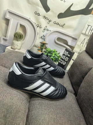 Adidas أسود أبيض بدون لاس انزلاقي مبطن صندوق الأصابع أحذية كرة القدم الداخلية 9