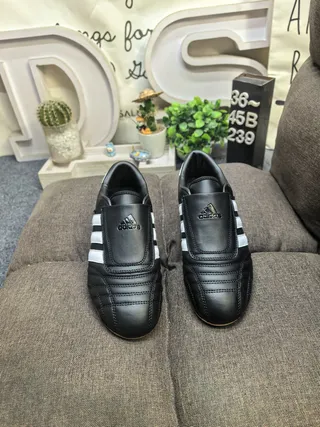 Adidas أسود أبيض بدون لاس انزلاقي مبطن صندوق الأصابع أحذية كرة القدم الداخلية 10