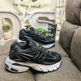 Adidas أحذية رياضية سوداء وبيضاء بتصميم نحتي للقدم الوسطى من طبقات السلة الاصطناعية متراكمة مع قاعدة سميكة