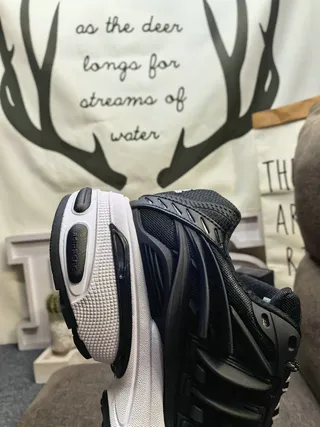 Adidas Chaussures de sport noires et blanches à semelle intermédiaire sculptée en couches de cage synthétique empilées avec semelle épaisse 3