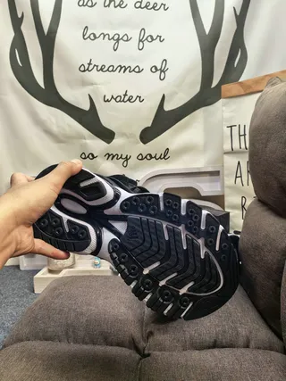 Adidas Chaussures de sport noires et blanches à semelle intermédiaire sculptée en couches de cage synthétique empilées avec semelle épaisse 4
