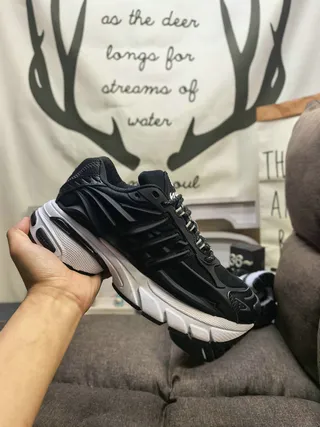 Adidas Chaussures de sport noires et blanches à semelle intermédiaire sculptée en couches de cage synthétique empilées avec semelle épaisse 5