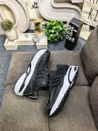 Adidas Chaussures de sport noires et blanches à semelle intermédiaire sculptée en couches de cage synthétique empilées avec semelle épaisse 6