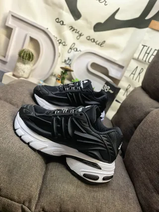 Adidas Chaussures de sport noires et blanches à semelle intermédiaire sculptée en couches de cage synthétique empilées avec semelle épaisse 7