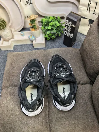 Adidas Chaussures de sport noires et blanches à semelle intermédiaire sculptée en couches de cage synthétique empilées avec semelle épaisse 8
