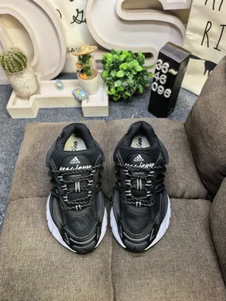 Adidas Chaussures de sport noires et blanches à semelle intermédiaire sculptée en couches de cage synthétique empilées avec semelle épaisse 10