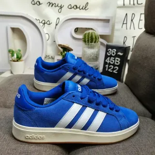 Adidas नीली सफेद लो-टॉप सुड-टेक्स्चर्ड अपर लाइफस्टाइल स्नीकर