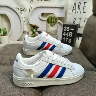 Adidas Campus सफेद बहुरंगी लो-टॉप तीन स्ट्राइप साइड पैनल लाइफस्टाइल स्नीकर