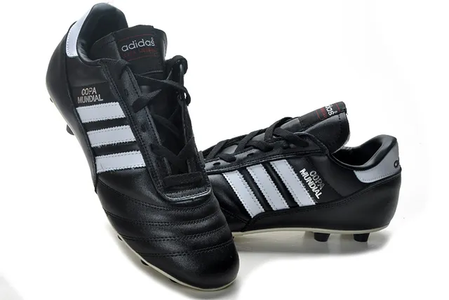 Adidas Copa Mundial Preto Branco Sapatos de Futebol para solo firme 20