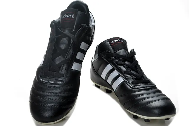 Adidas Copa Mundial Preto Branco Sapatos de Futebol para solo firme 22
