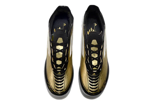Adidas F50 Noir et Or Focus sur la Vitesse Silhouette à Coupe Basse Panneau d'Accent Métallique Chaussures de Football pour Turf 2