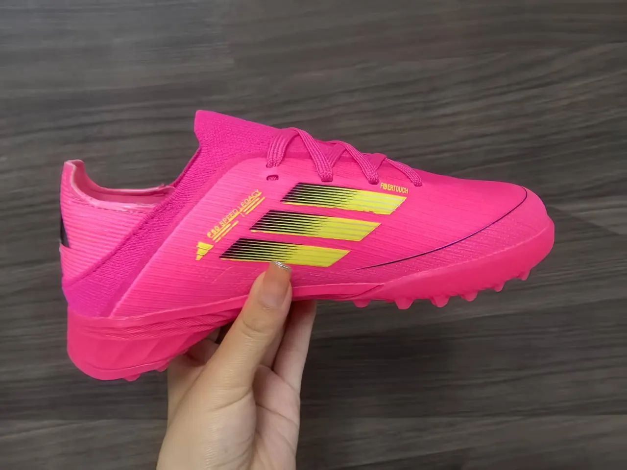 Adidas F50 Chuteiras de futebol turf com upper de knit rosa verde, detalhes de listras gradient 9