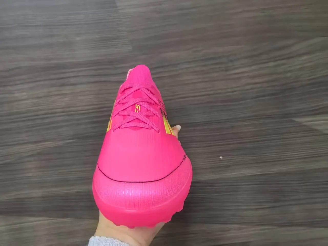 Adidas F50 Chuteiras de futebol turf com upper de knit rosa verde, detalhes de listras gradient 10