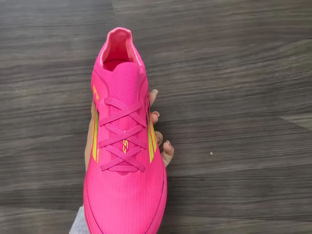 Adidas F50 Chuteiras de futebol turf com upper de knit rosa verde, detalhes de listras gradient 11