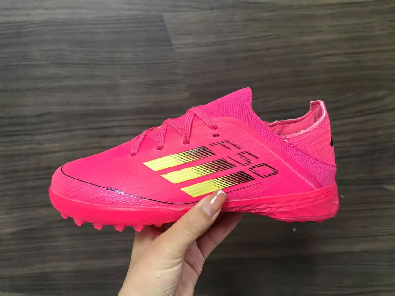 Adidas F50 Chuteiras de futebol turf com upper de knit rosa verde, detalhes de listras gradient 12