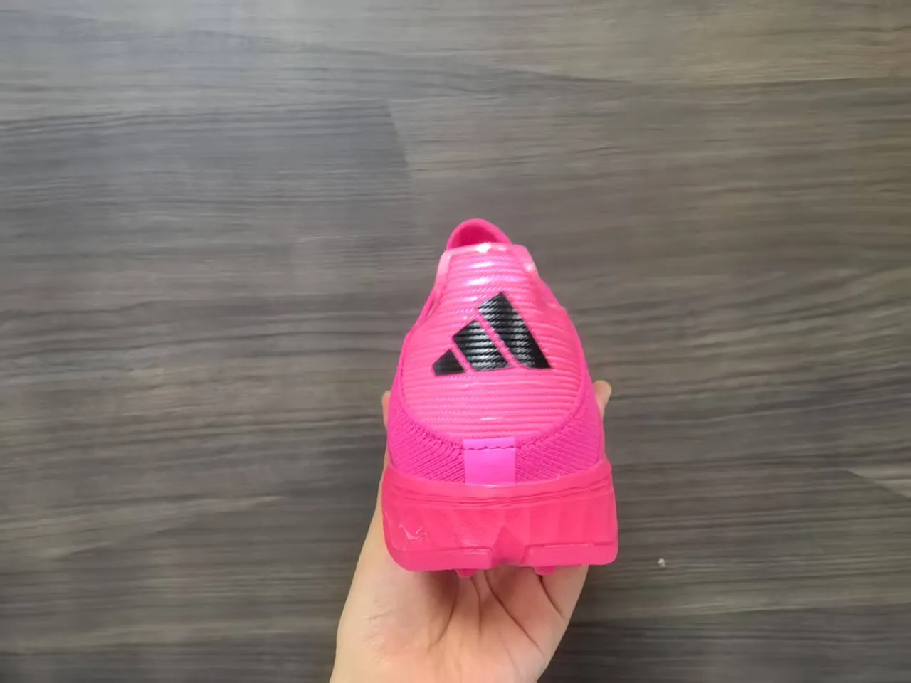 Adidas F50 Chuteiras de futebol turf com upper de knit rosa verde, detalhes de listras gradient 13