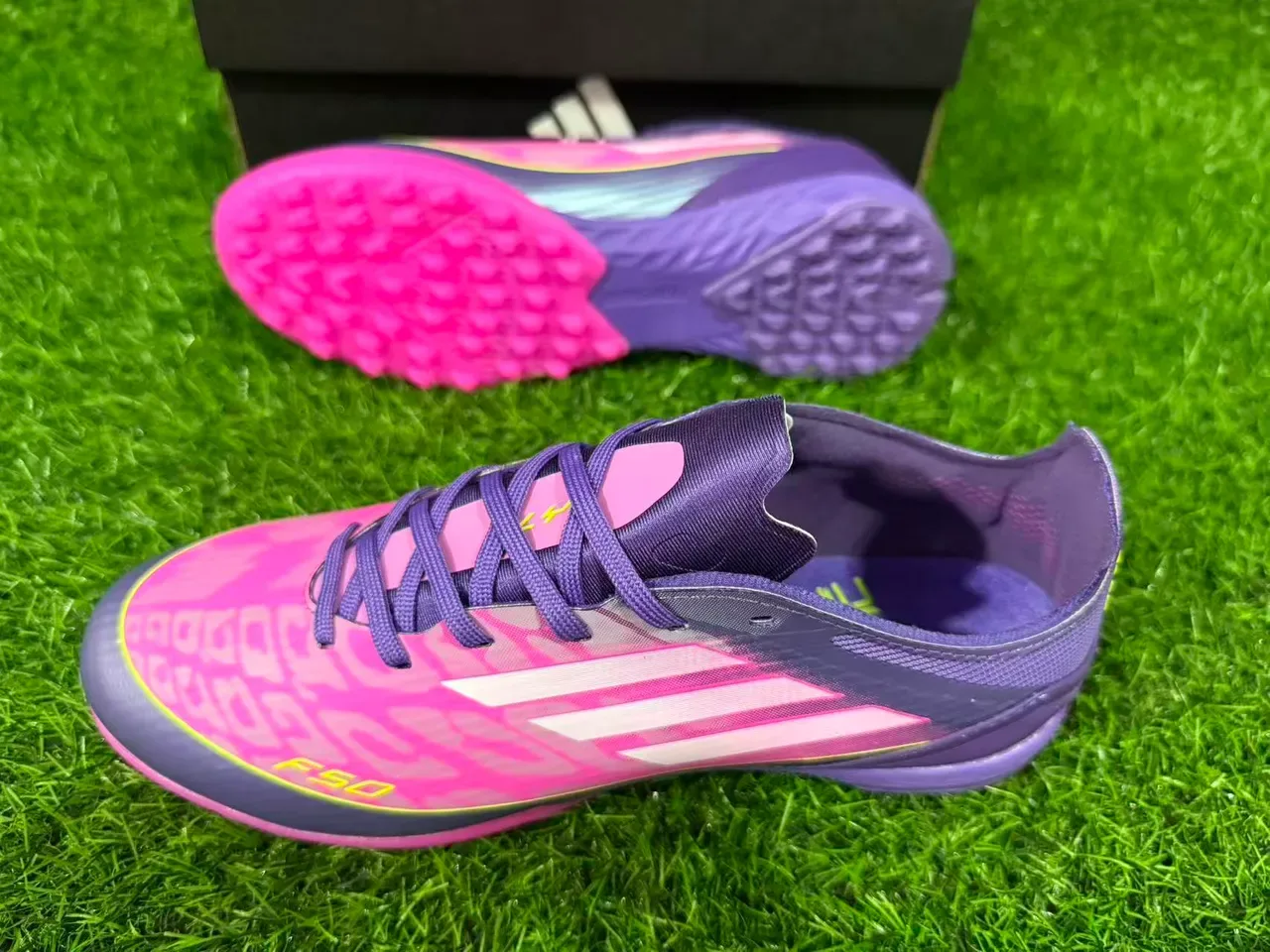 Adidas F50 Violet Rose Chaussures de football synthétiques low-cut crampons coniques gazon 2