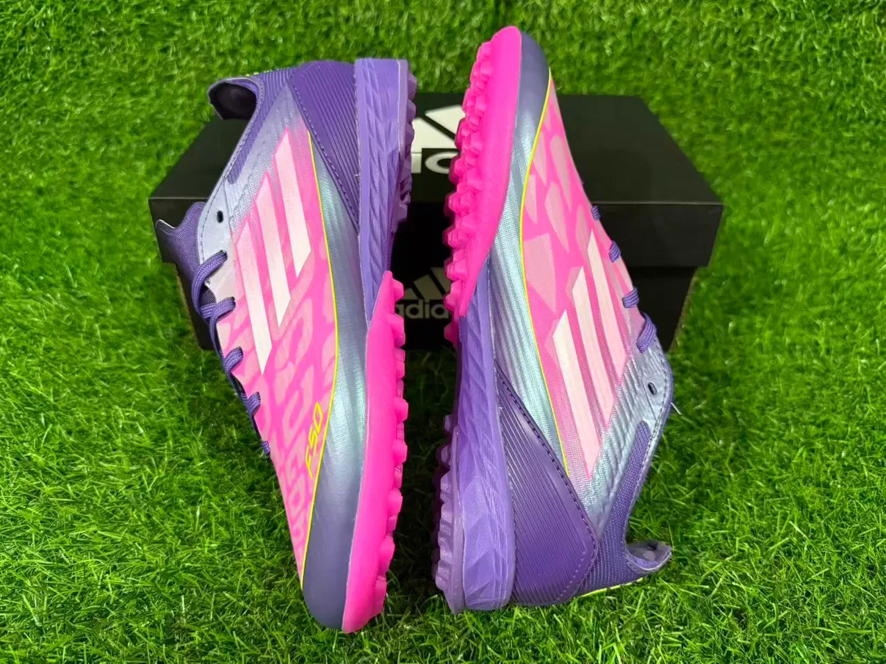 Adidas F50 Violet Rose Chaussures de football synthétiques low-cut crampons coniques gazon 3