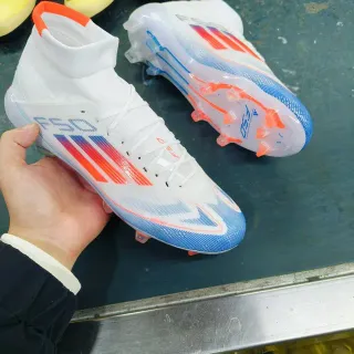 Adidas F50 सफेद नीला उच्च-कट निट अपर ग्रेजिएंट स्ट्राइप डिटेलिंग फर्म-ग्राउंड सोकर शूज