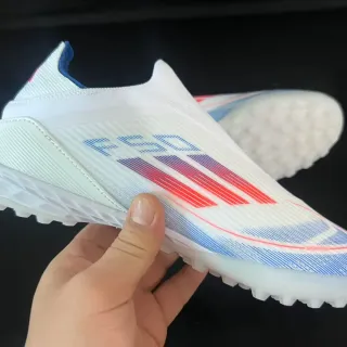 أديداس F50 أبيض أزرق حذاء كرة قدم Turf أعلى من الخياطة السحرية ملاءمة الجوارب تصميم خطوط ثلاثية متدرجة