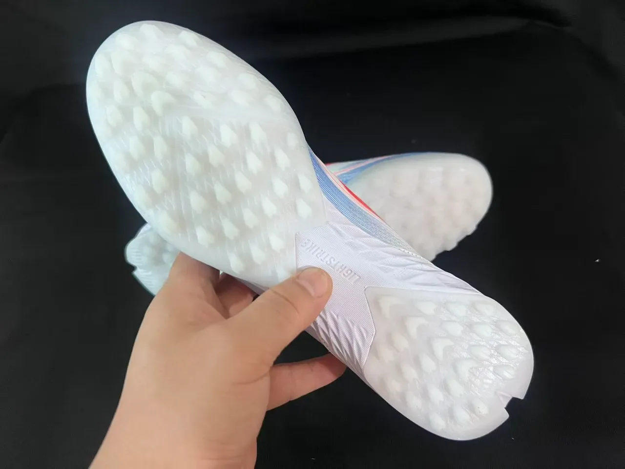 أديداس F50 أبيض أزرق حذاء كرة قدم Turf أعلى من الخياطة السحرية ملاءمة الجوارب تصميم خطوط ثلاثية متدرجة 2