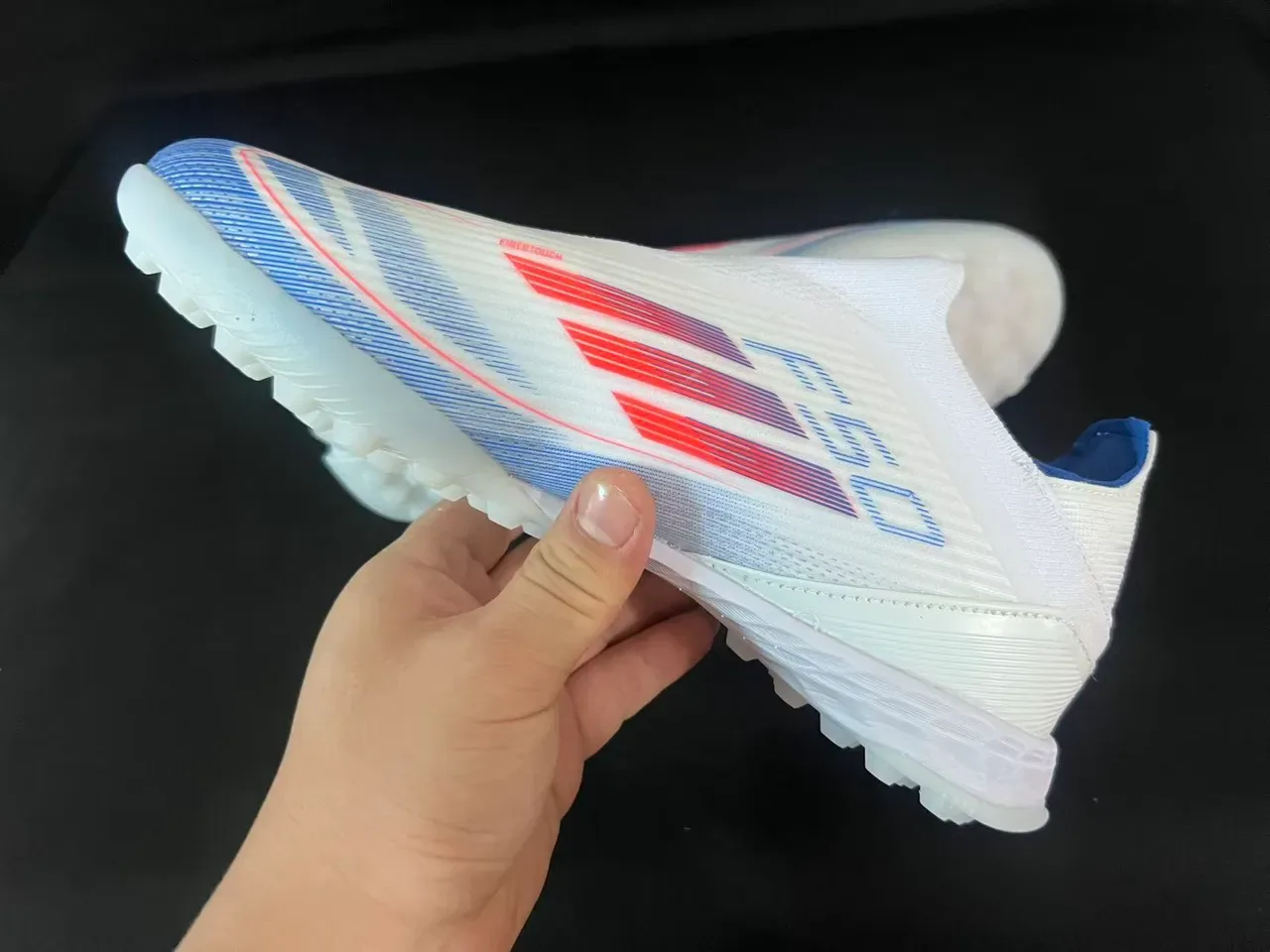 أديداس F50 أبيض أزرق حذاء كرة قدم Turf أعلى من الخياطة السحرية ملاءمة الجوارب تصميم خطوط ثلاثية متدرجة 4