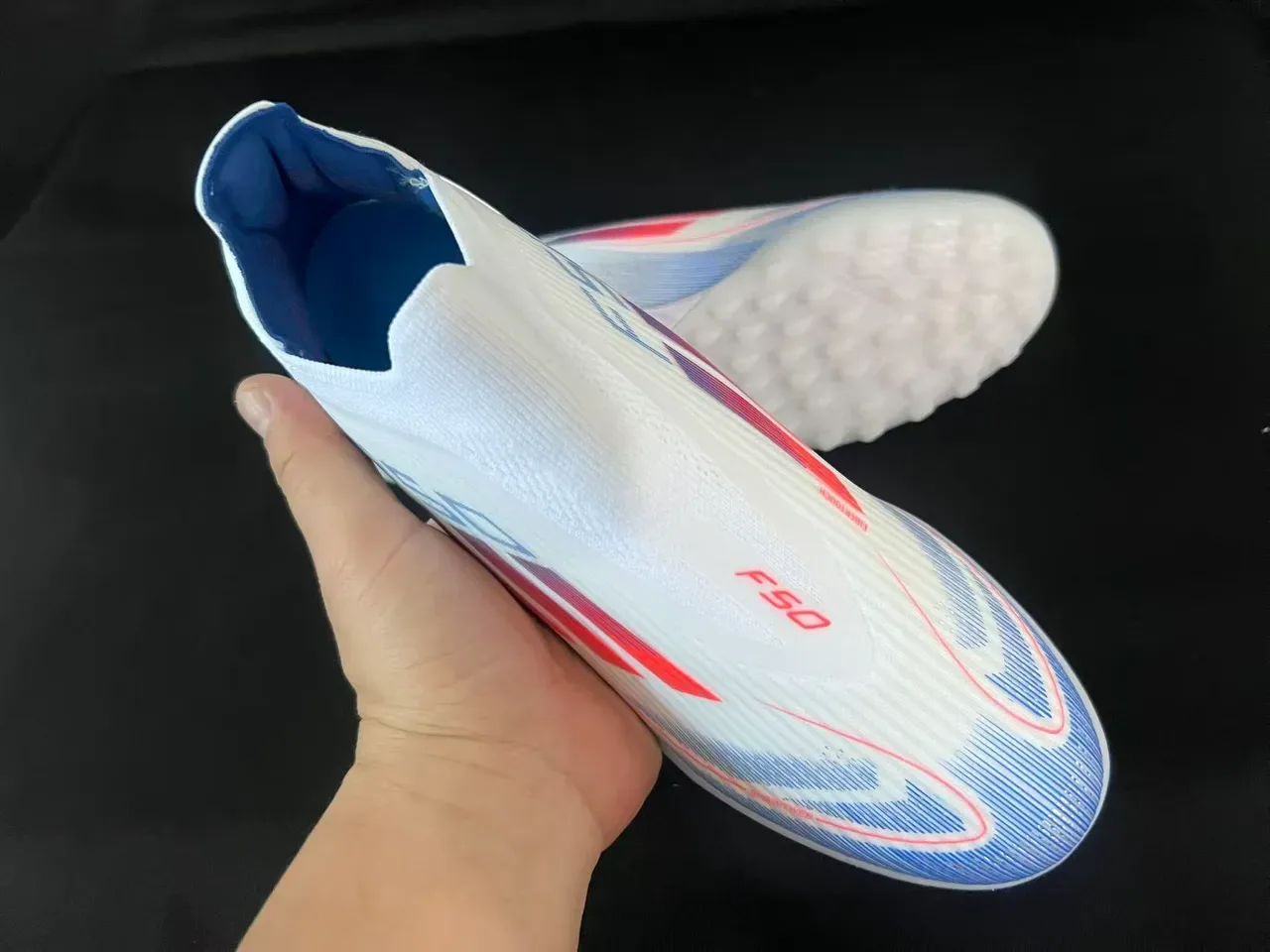 أديداس F50 أبيض أزرق حذاء كرة قدم Turf أعلى من الخياطة السحرية ملاءمة الجوارب تصميم خطوط ثلاثية متدرجة 5