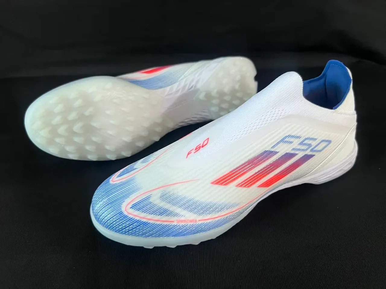 أديداس F50 أبيض أزرق حذاء كرة قدم Turf أعلى من الخياطة السحرية ملاءمة الجوارب تصميم خطوط ثلاثية متدرجة 8