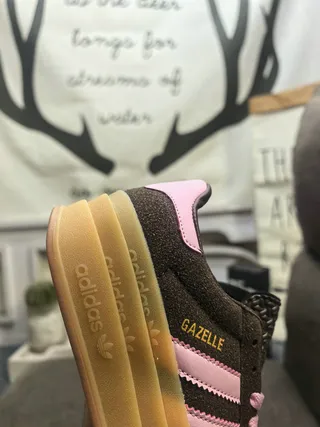 Adidas Gazelle 棕色和粉色麂皮生活方式运动鞋 3
