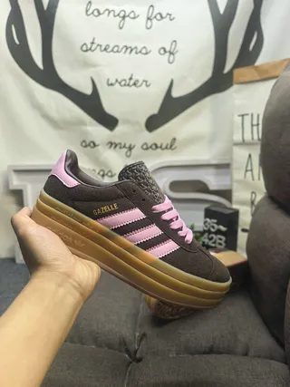 Adidas Gazelle 棕色和粉色麂皮生活方式运动鞋 5