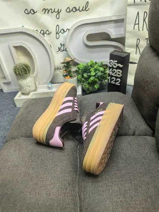 Adidas Gazelle 棕色和粉色麂皮生活方式运动鞋 6