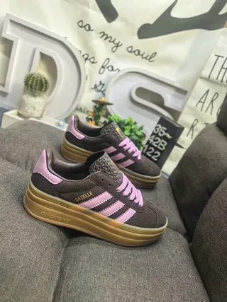 Adidas Gazelle 棕色和粉色麂皮生活方式运动鞋 9
