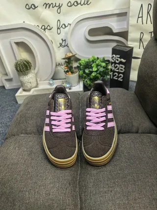 Adidas Gazelle 棕色和粉色麂皮生活方式运动鞋 10