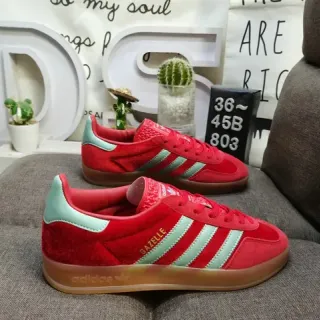 Adidas Gazelle लाल और मिंट हरा सुड लाइफस्टाइल स्नीकर