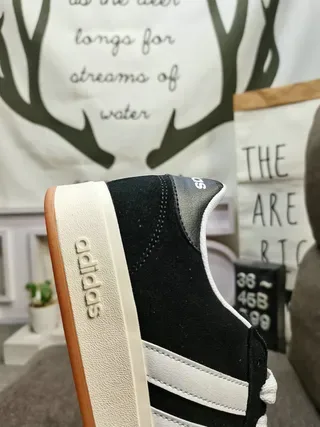 Adidas Gris Beige Chaussures Lifestyle Basse à Tige Texturée en Daim 3