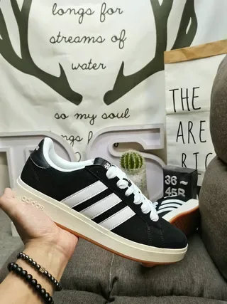 Adidas Gris Beige Chaussures Lifestyle Basse à Tige Texturée en Daim 5