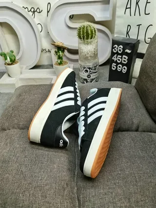 Adidas Gris Beige Chaussures Lifestyle Basse à Tige Texturée en Daim 6