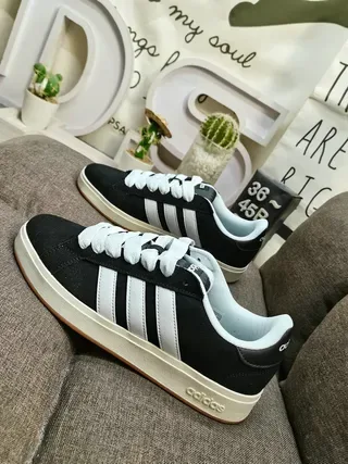 Adidas Gris Beige Chaussures Lifestyle Basse à Tige Texturée en Daim 7