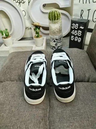 Adidas Gris Beige Chaussures Lifestyle Basse à Tige Texturée en Daim 8
