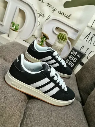 Adidas Gris Beige Chaussures Lifestyle Basse à Tige Texturée en Daim 9