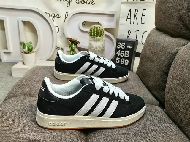 Adidas Gris Beige Chaussures Lifestyle Basse à Tige Texturée en Daim 11