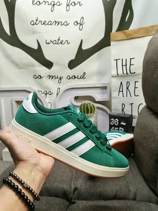 Adidas Gris Beige Chaussures Lifestyle Basse à Tige Texturée en Daim 15