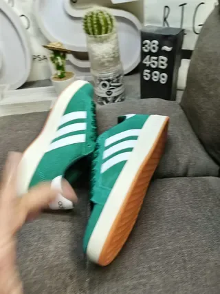 Adidas Gris Beige Chaussures Lifestyle Basse à Tige Texturée en Daim 16