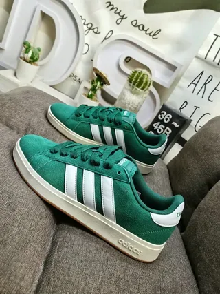 Adidas Gris Beige Chaussures Lifestyle Basse à Tige Texturée en Daim 17