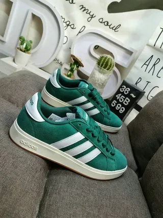 Adidas Gris Beige Chaussures Lifestyle Basse à Tige Texturée en Daim 19
